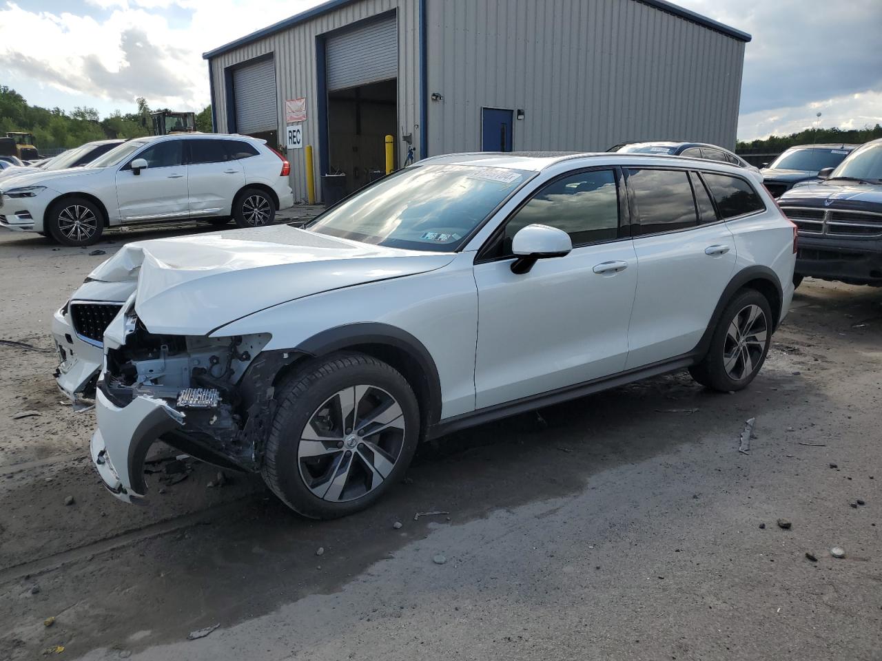 2020 VOLVO V60 CROSS COUNTRY T5 MOMENTUM