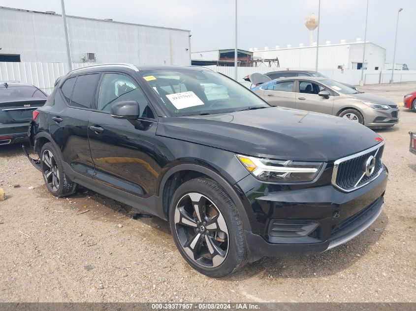 2022 VOLVO XC40 T4 MOMENTUM