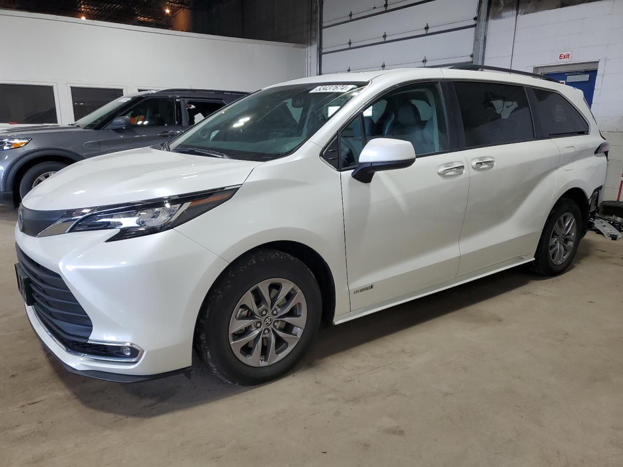 2021 TOYOTA SIENNA XLE