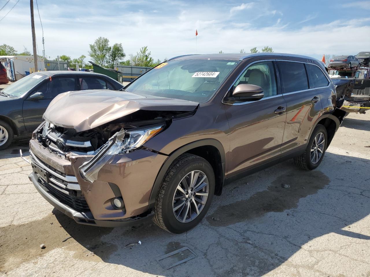 2019 TOYOTA HIGHLANDER SE