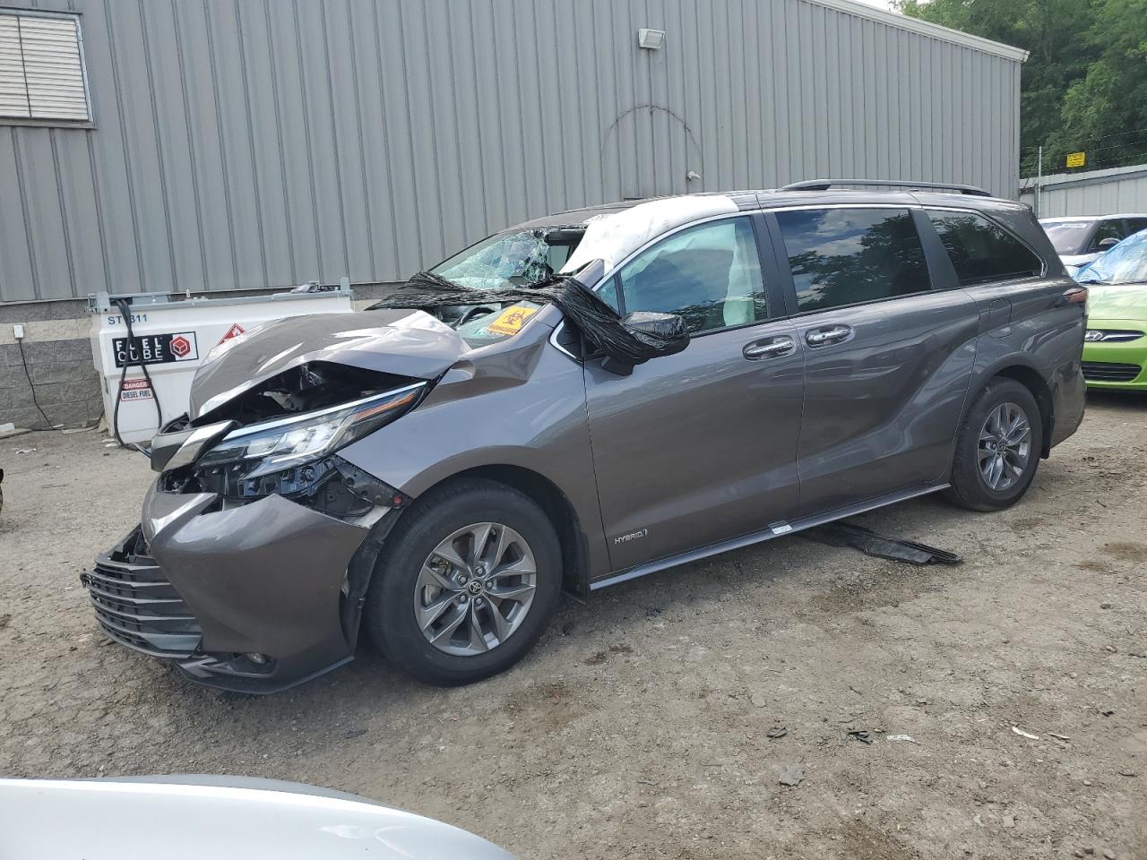 2021 TOYOTA SIENNA XLE