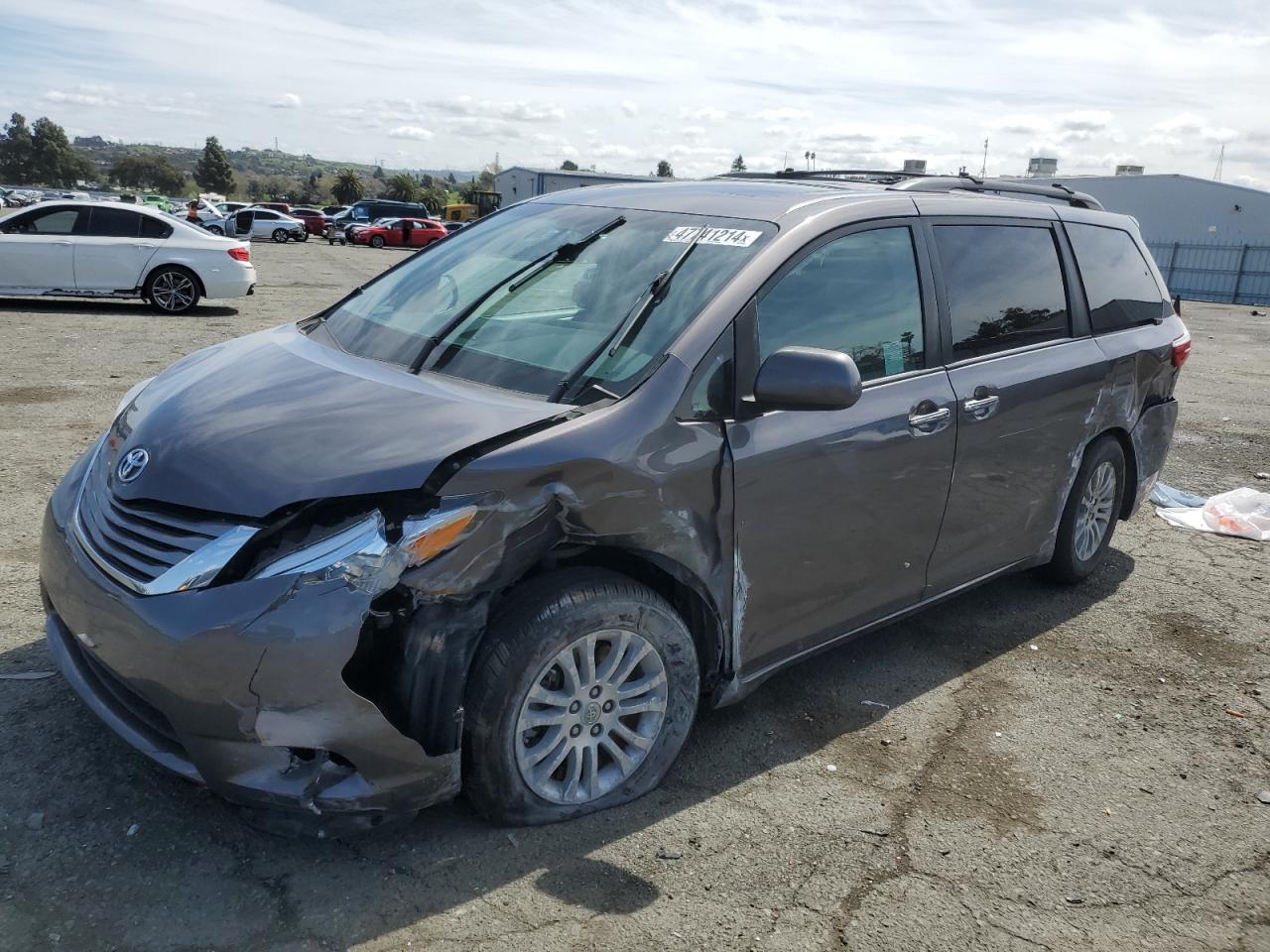 2017 TOYOTA SIENNA XLE