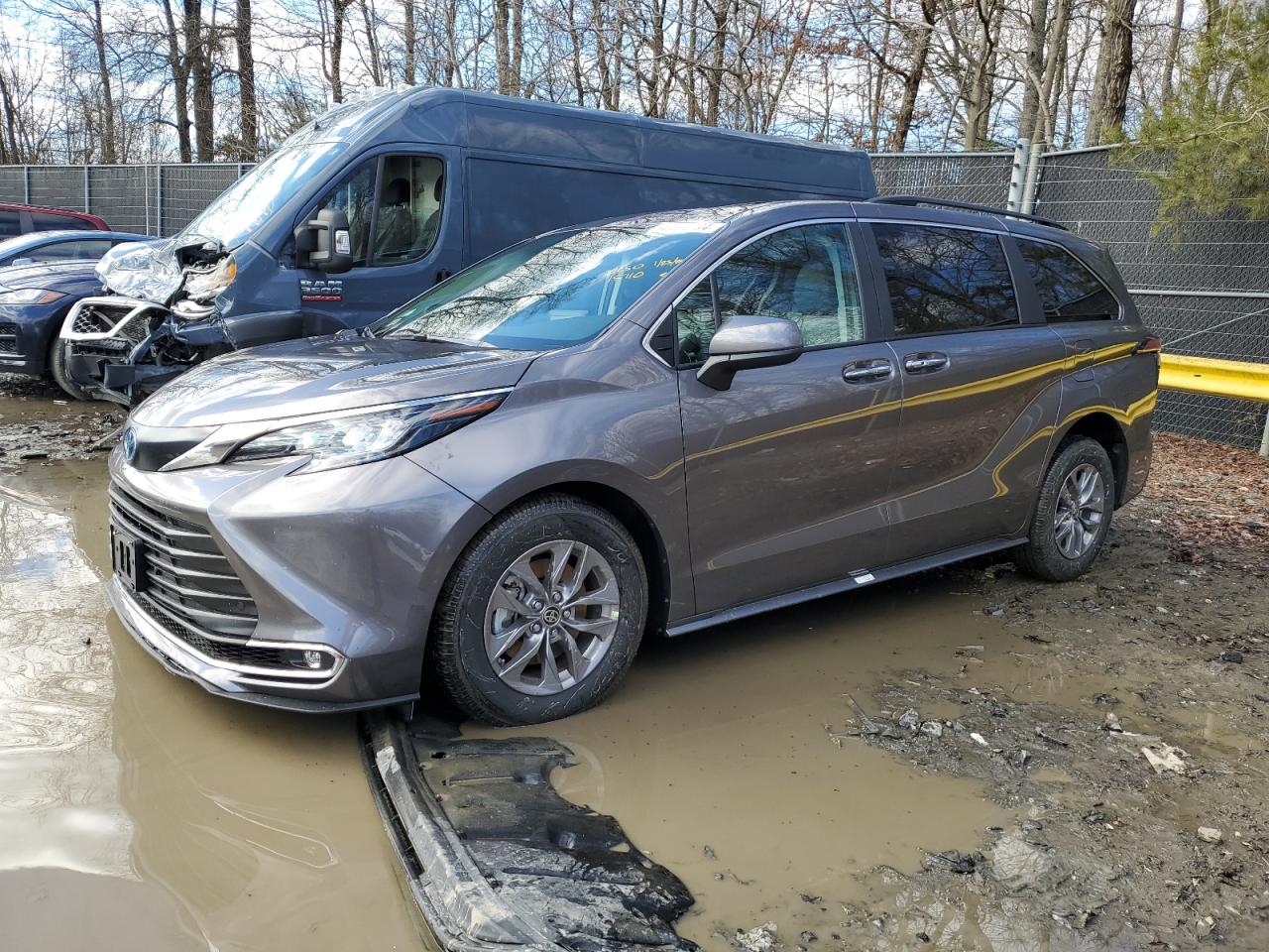 2024 TOYOTA SIENNA XLE