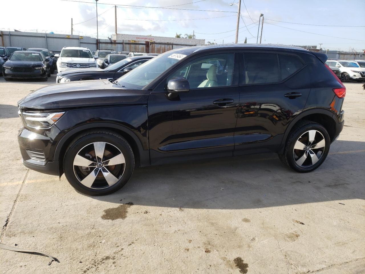 2020 VOLVO XC40 T5 MOMENTUM