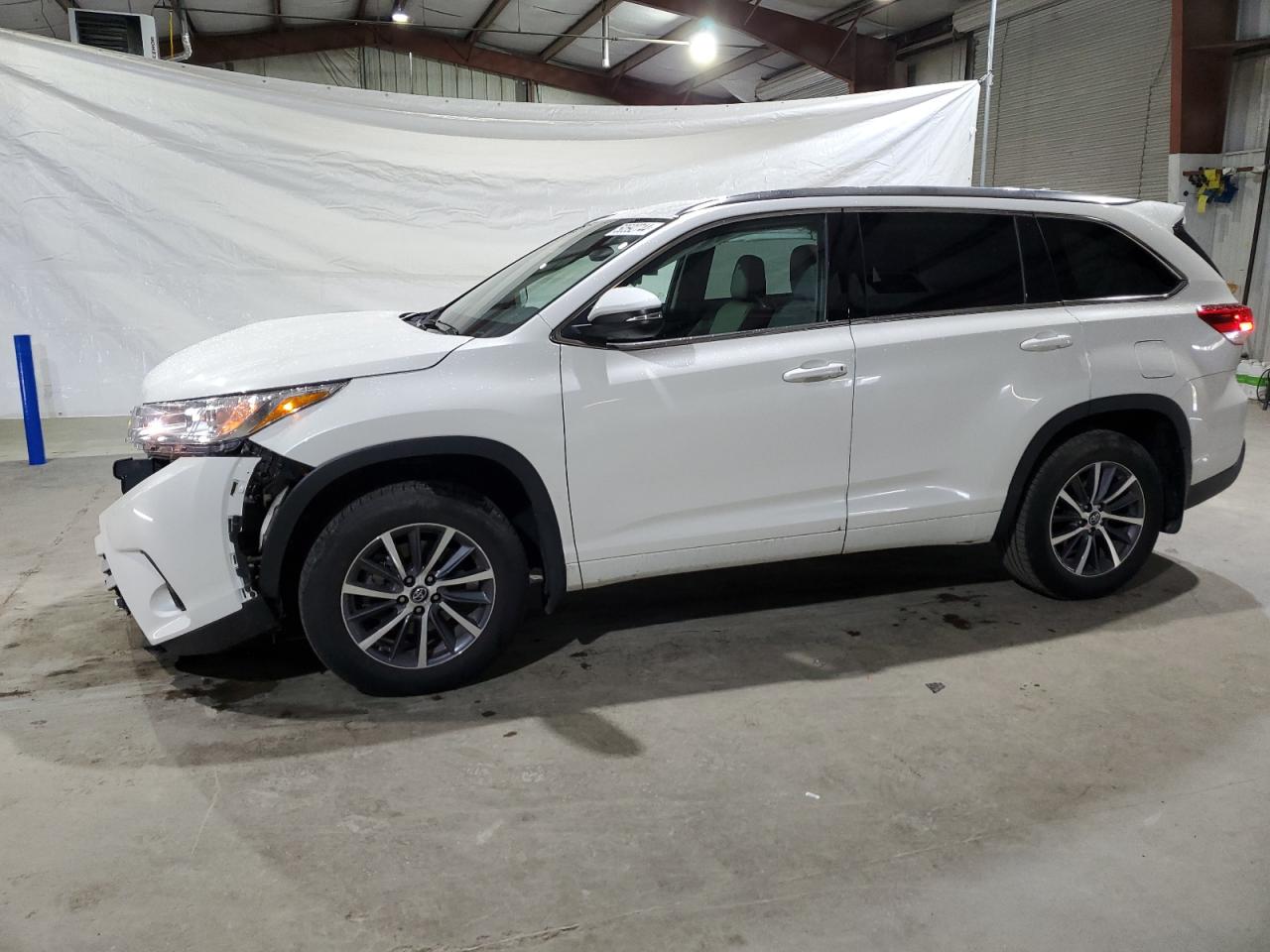 2017 TOYOTA HIGHLANDER SE