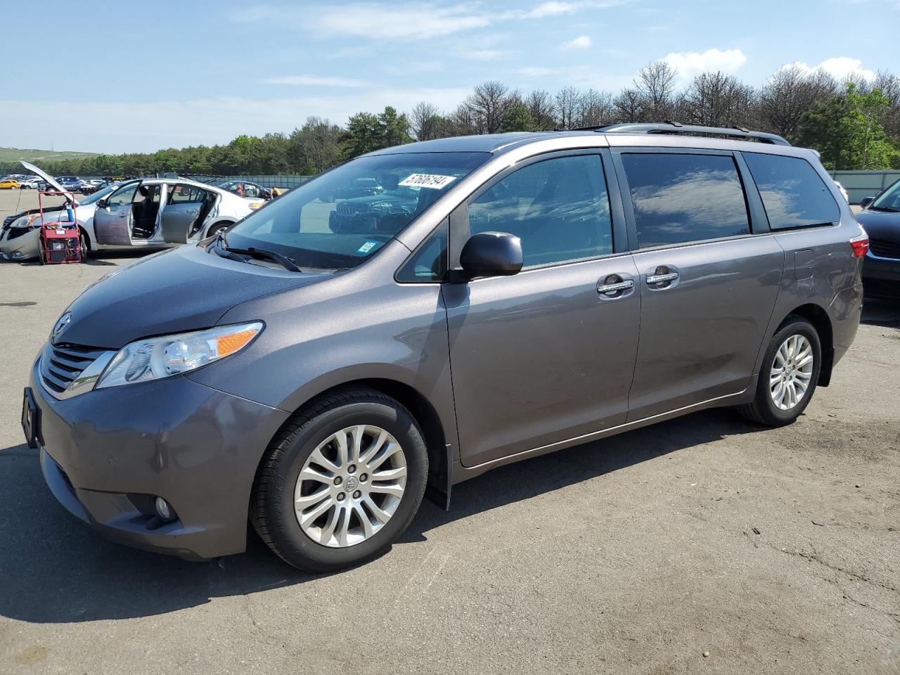 2017 TOYOTA SIENNA XLE