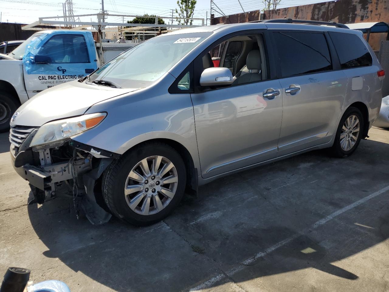 2013 TOYOTA SIENNA XLE