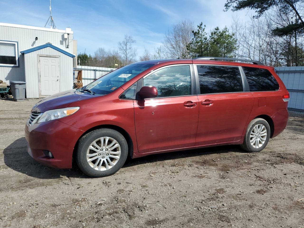 2013 TOYOTA SIENNA XLE