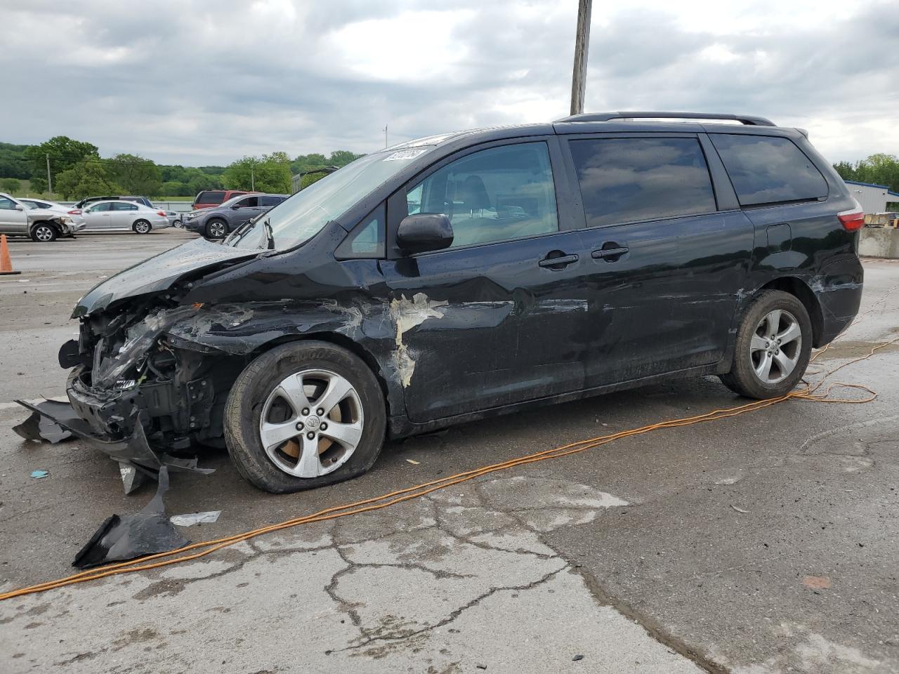 2017 TOYOTA SIENNA LE