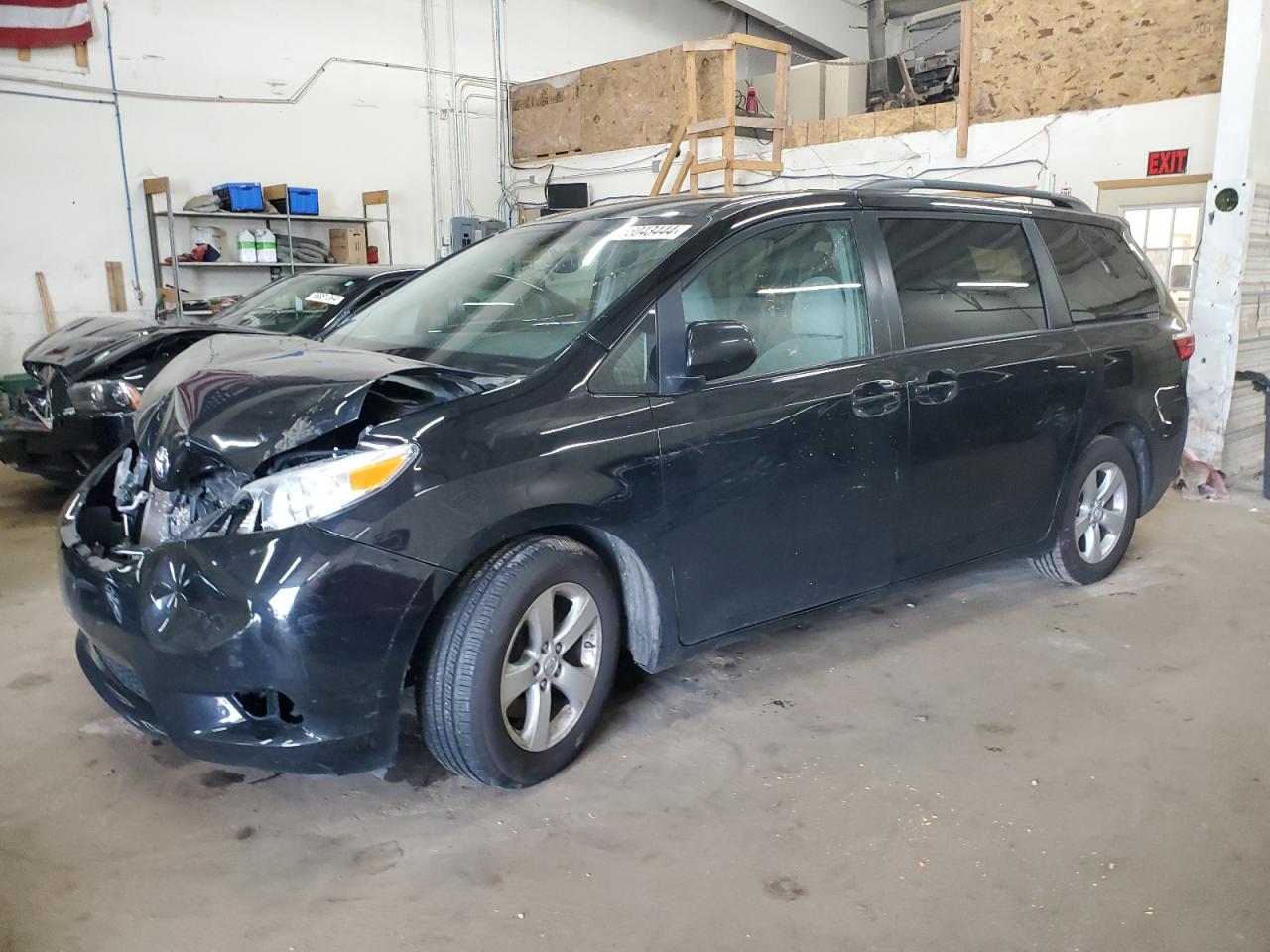 2016 TOYOTA SIENNA LE