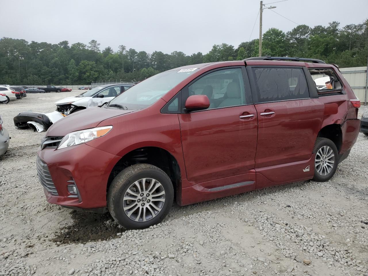 2019 TOYOTA SIENNA XLE