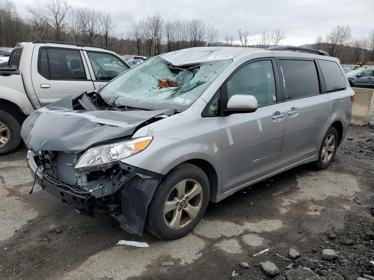 2018 TOYOTA SIENNA LE