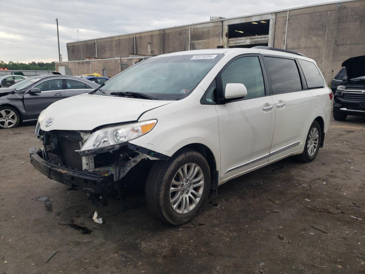 2017 TOYOTA SIENNA XLE