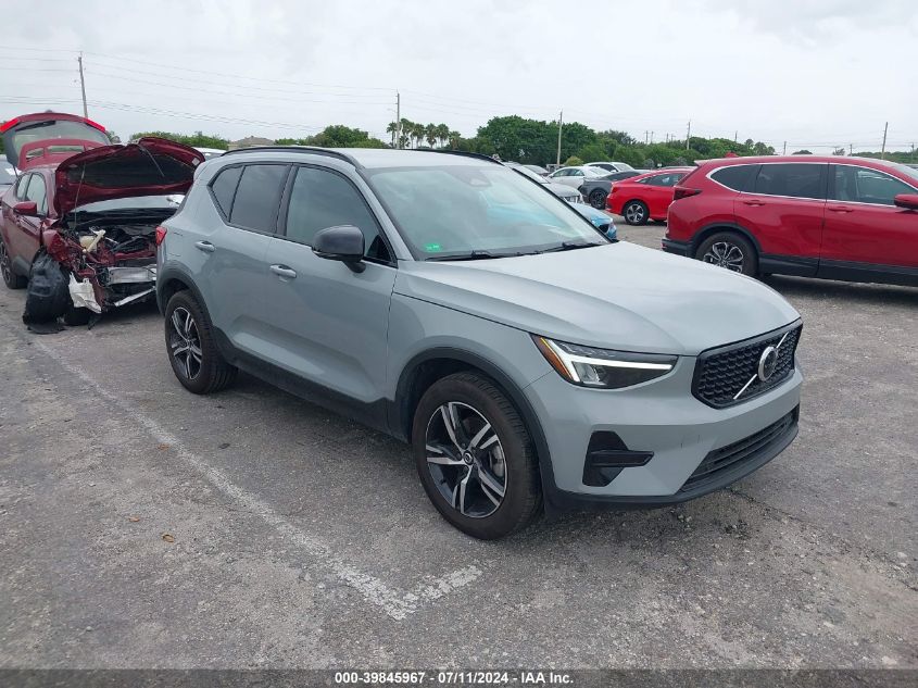 2024 VOLVO XC40 CORE