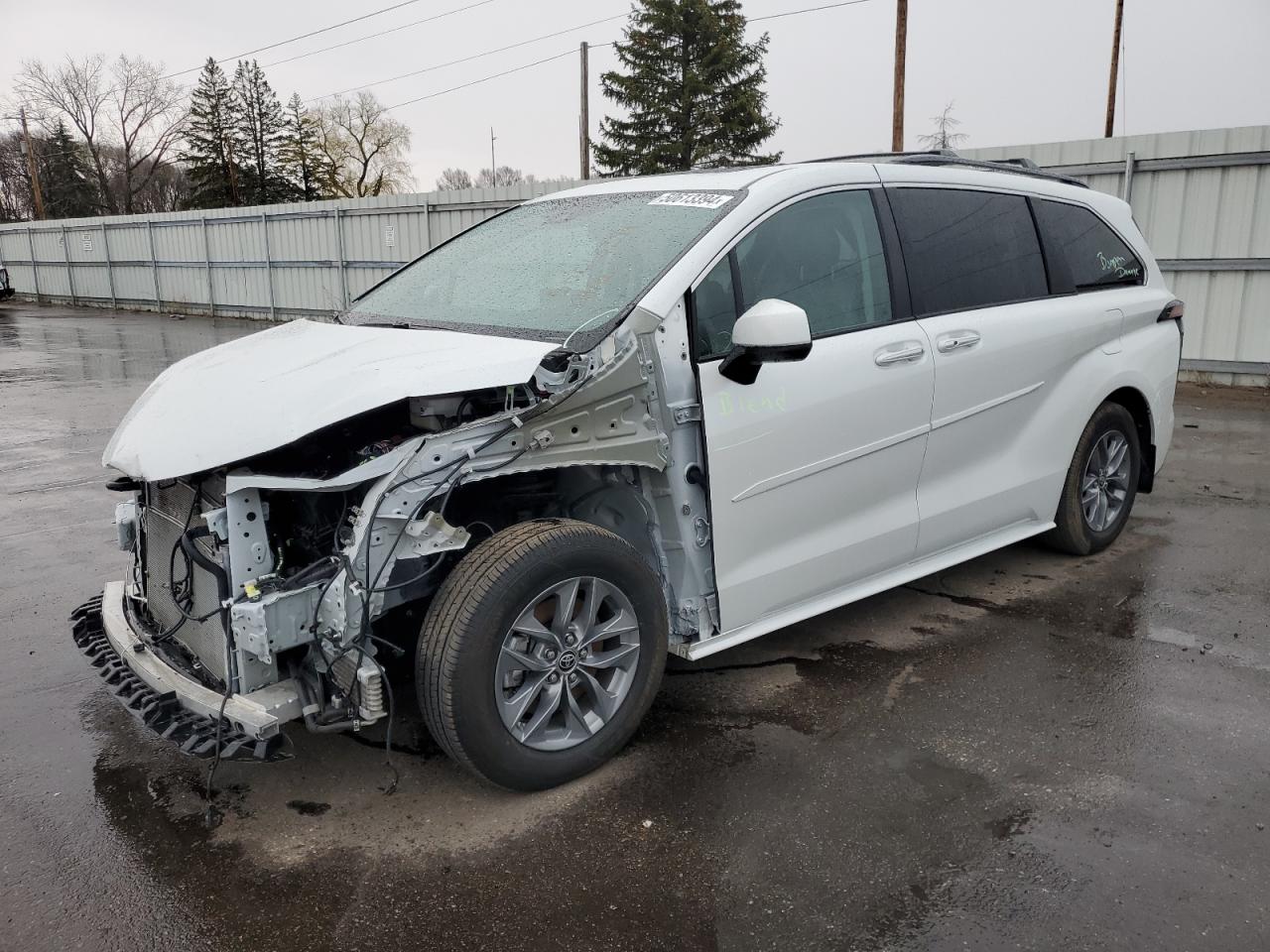 2022 TOYOTA SIENNA XLE