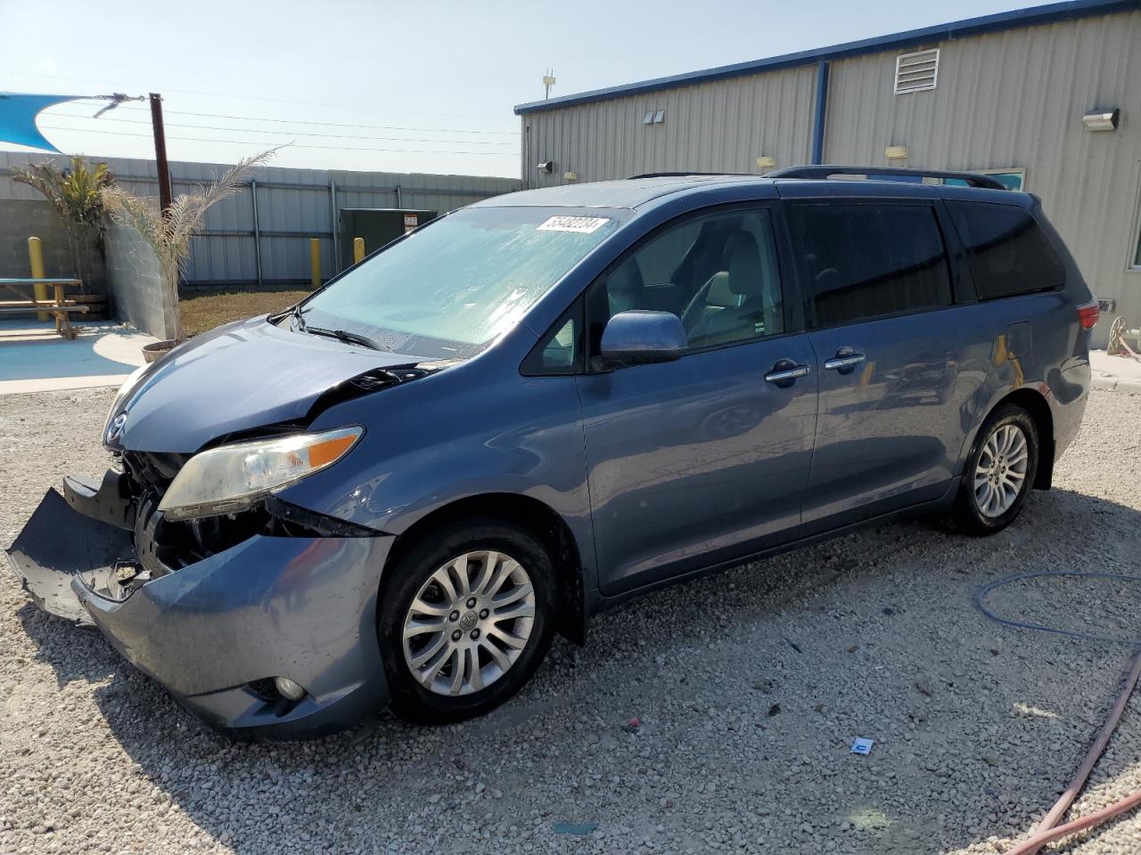 2017 TOYOTA SIENNA XLE